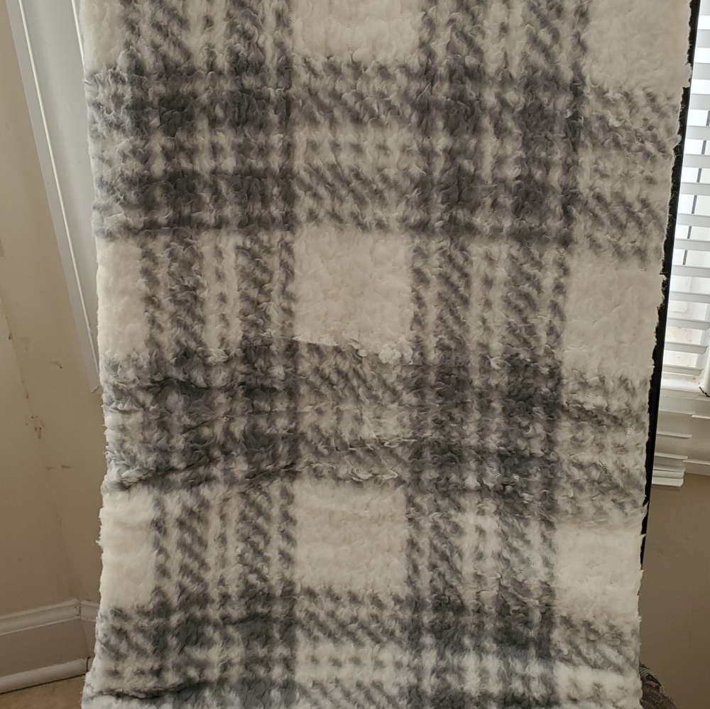 NWT Buckle BKE Fuzzy Blanket